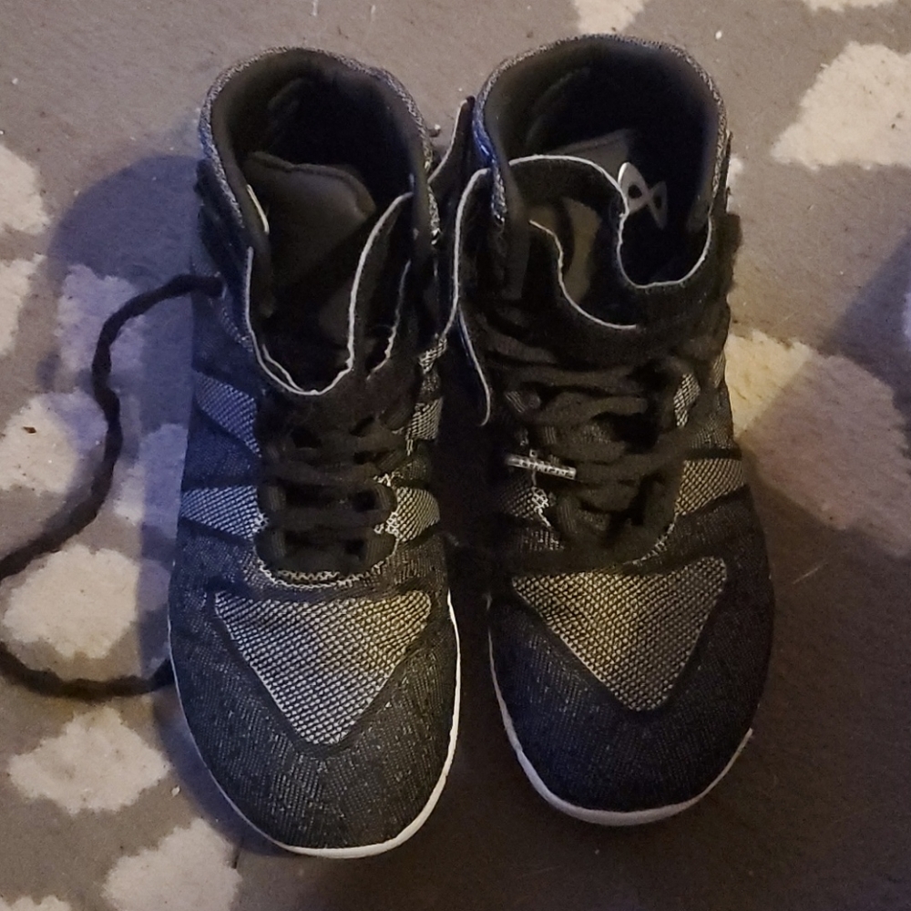 Nfinity black hightop cheer shoes 4.5